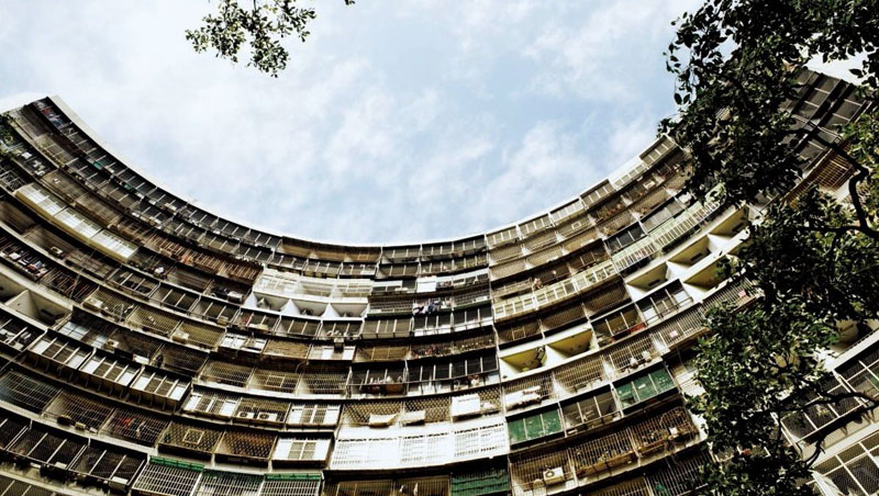 果貿國宅社區前身是眷村，鳥籠蜂窩式環狀建築別具特色，被稱為「高雄小香港」。